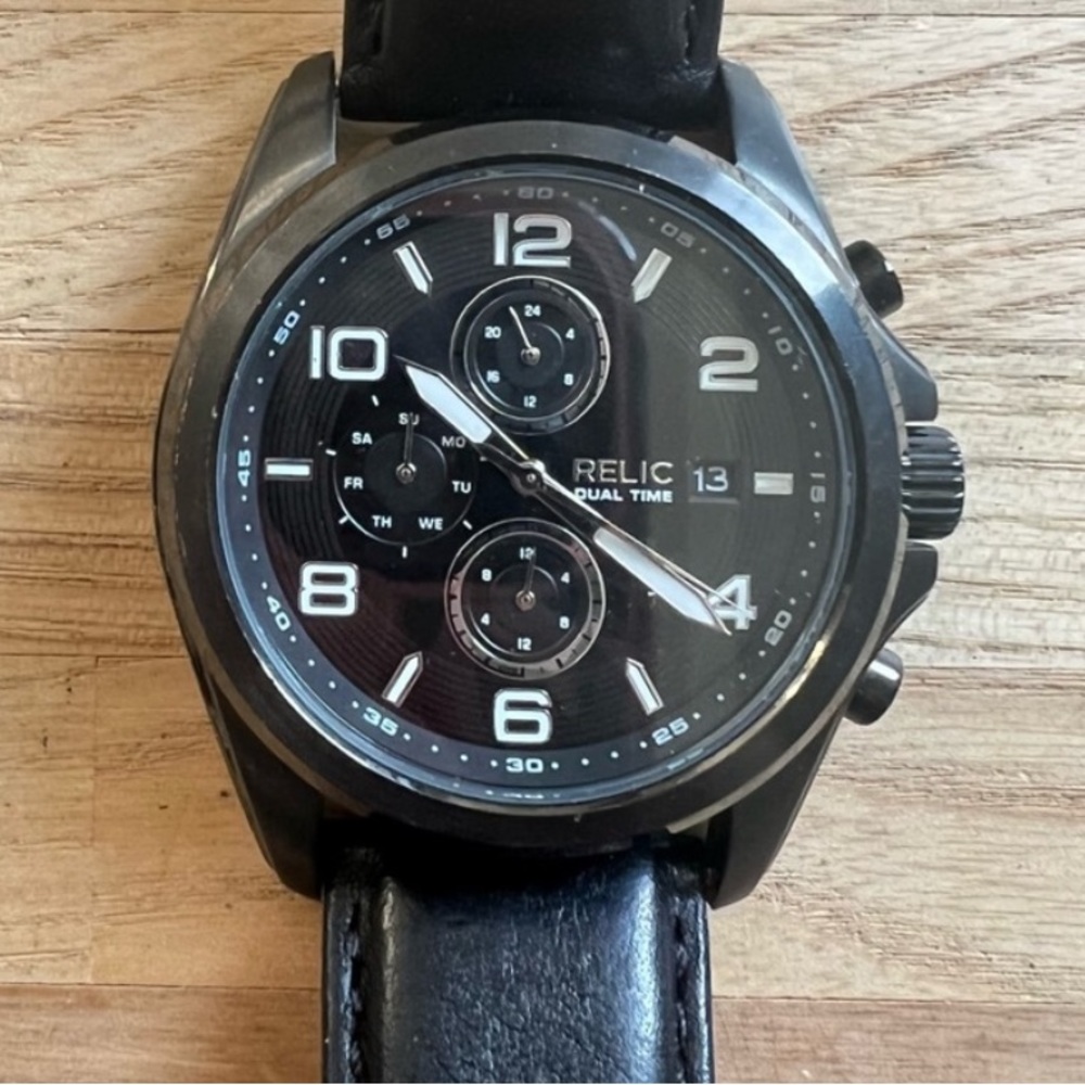 Relic mens black dial black leather watch NEW BATTERY